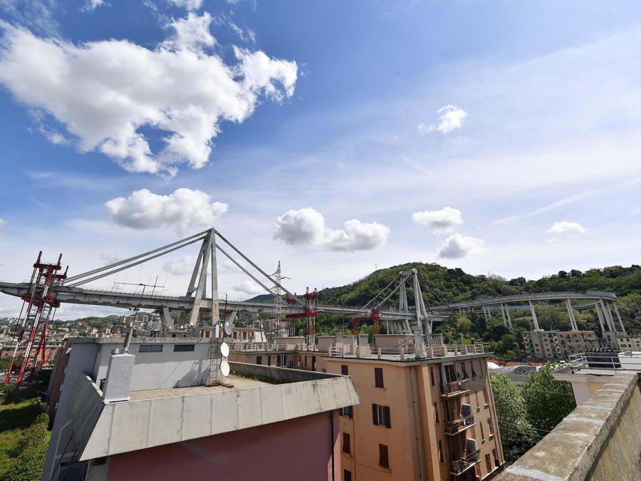 Le torri che sorreggono l'impalcato viste dalle case ancora abitate di via Porro, dove sono riprese le operazioni per far entrare gli sfollati nelle loro case per l'ultima volta, per poter recuperare le ultime cose, Genova. ANSA/LUCA ZENNARO
