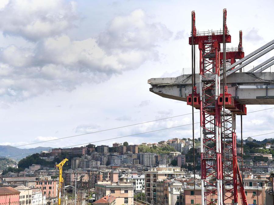 Le torri che sorreggono l'impalcato viste dalle case ancora abitate di via Porro, dove sono riprese le operazioni per far entrare gli sfollati nelle loro casa per l'ultima volta, per poter recuperare le ultime cose, Genova. ANSA/LUCA ZENNARO