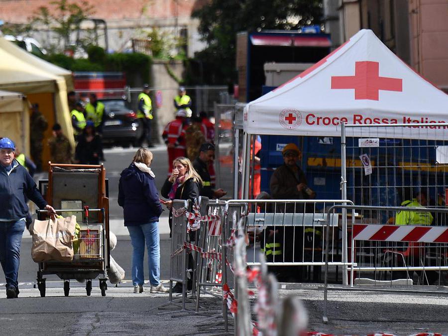 Riprese le operazioni per far entrare gli sfollati di via Porro nelle loro casa per l'ultima volta per poter recuperare le ultime cose, Genova. ANSA/LUCA ZENNARO