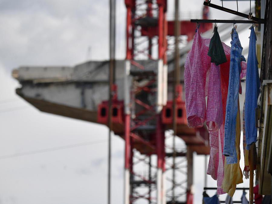 Riprese le operazioni per far entrare gli sfollati di via Porro nelle loro casa per l'ultima volta per poter recuperare le ultime cose, Genova. ANSA/LUCA ZENNARO