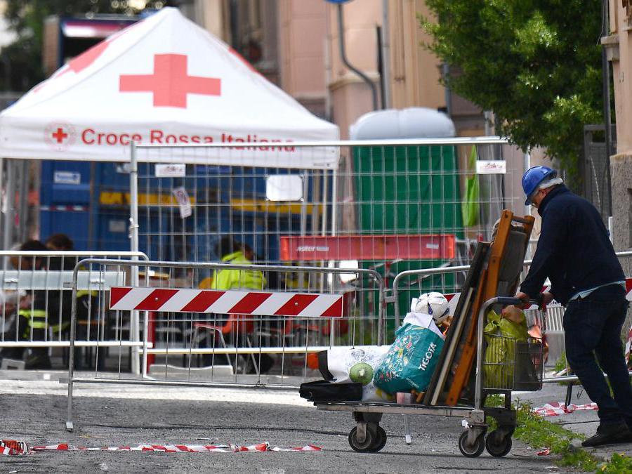 Riprese le operazioni per far entrare gli sfollati di via Porro nelle loro casa per l'ultima volta per poter recuperare le ultime cose, Genova. ANSA/LUCA ZENNARO