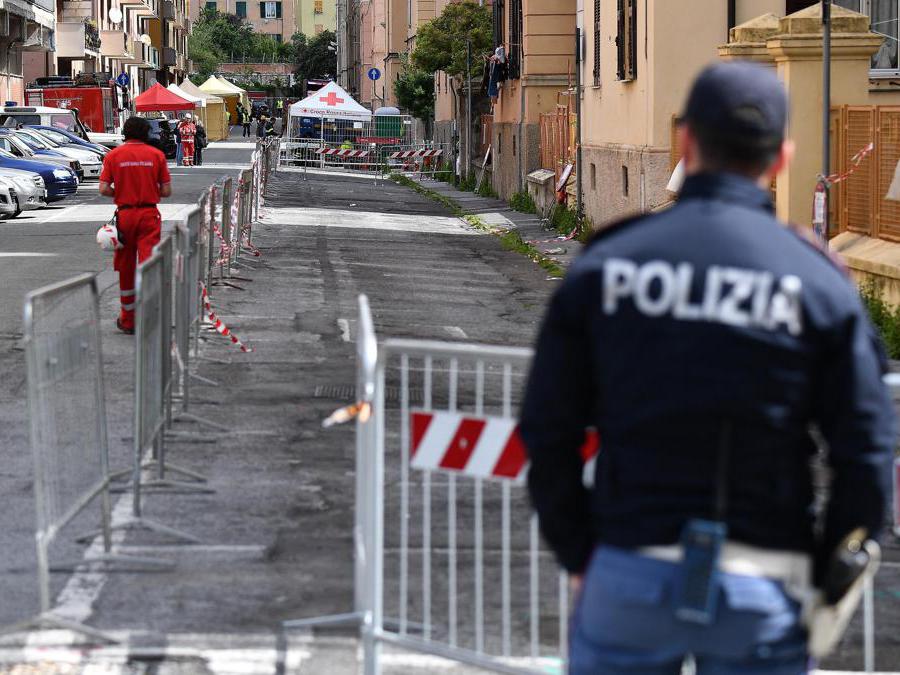 Riprese le operazioni per far entrare gli sfollati di via Porro nelle loro casa per l'ultima volta per poter recuperare le ultime cose, Genova. ANSA/LUCA ZENNARO