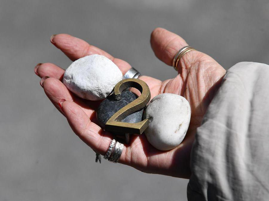 Alcuni sassi del suo giardino e il numero dell'appartamento stretto tra le mani di Giusy Moretti, uno dei portavoce dei comitati di via Porro, sono tra le ultime cose recuperate nella sua casa, Genova. ANSA/ LUCA ZENNARO