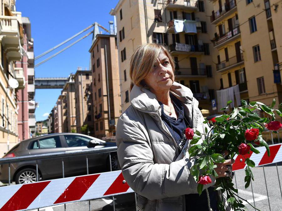 Gli sfollati tornano nelle loro case nell'area del ponte Morandi, per raccogliere oggetti personali, a Genova. ANSA/ LUCA ZENNARO