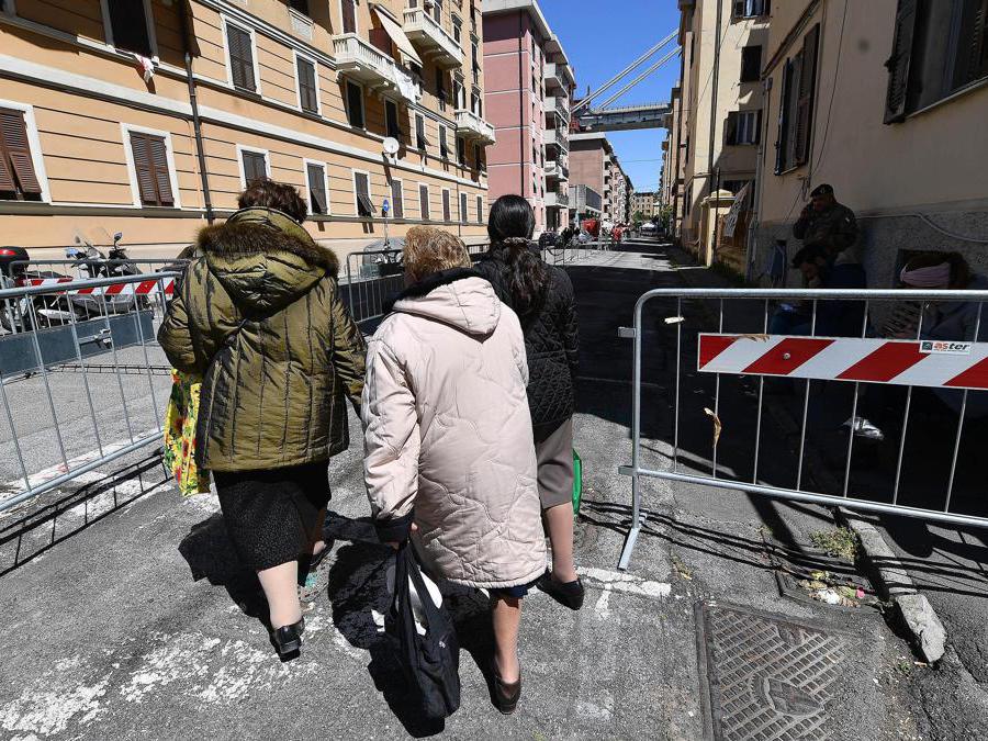 Gli sfollati tornano nelle loro case nell'area del ponte Morandi, per raccogliere oggetti personali, a Genova. ANSA/ LUCA ZENNARO