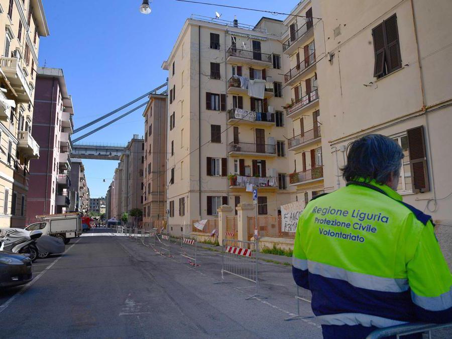 Gli sfollati tornano nelle loro case nell'area del ponte Morandi, per raccogliere oggetti personali, a Genova. ANSA/ LUCA ZENNARO