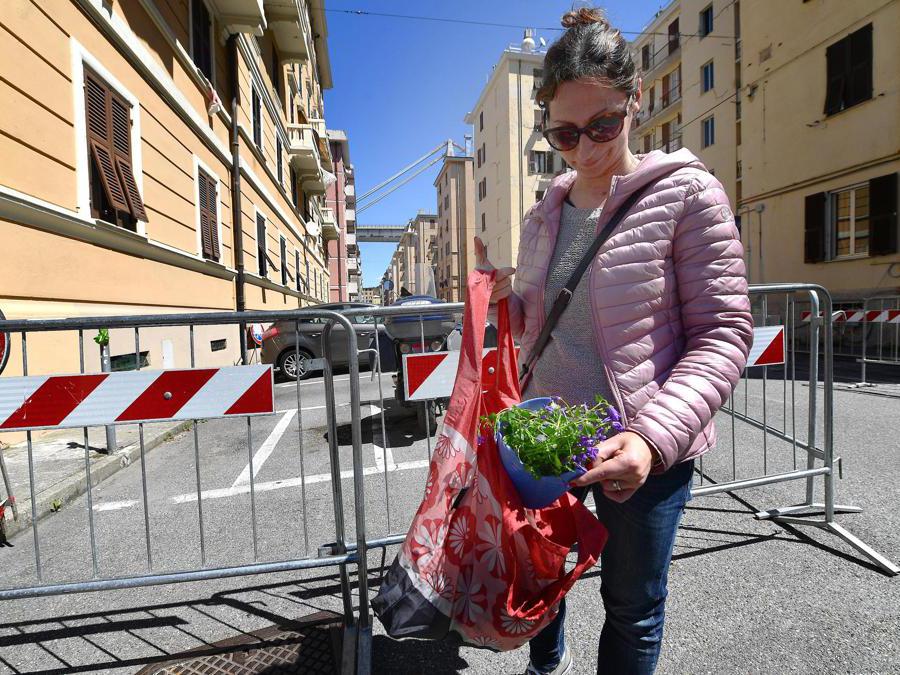 Gli sfollati tornano nelle loro case nell'area del ponte Morandi, per raccogliere oggetti personali, a Genova. ANSA/ LUCA ZENNARO