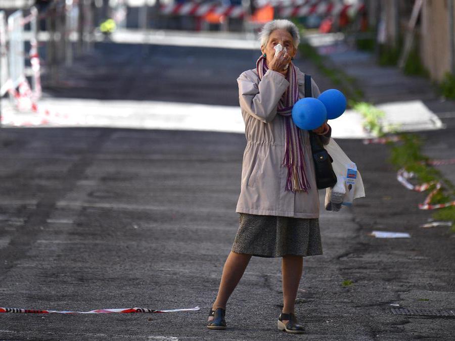 Gli sfollati tornano nelle loro case nell'area del ponte Morandi, per raccogliere oggetti personali, a Genova. ANSA/ LUCA ZENNARO