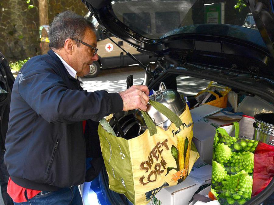 Gli sfollati tornano nelle loro case nell'area del ponte Morandi, per raccogliere oggetti personali, a Genova. ANSA/ LUCA ZENNARO