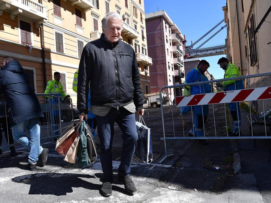 Gli sfollati tornano nelle loro case nell'area del ponte Morandi, per raccogliere oggetti personali, a Genova. ANSA/ LUCA ZENNARO