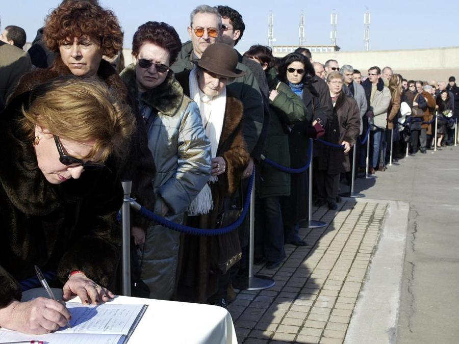 Persone in attesa di firmare il libro di condoglianze per la morte di Gianni Agnelli nel  2003 ( AFP PHOTO / GABRIEL BOUYS)