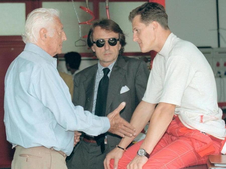  Il presidente onorario della Fiat Gianni Agnelli  conversa con il pilota tedesco Michael Schumacher,  in un box dell' autodromo di Imola. Al colloquio assiste il presidente della Ferrari Luca Cordero di Montezemolo. L' Avvocato e' arrivato ad Imola per complimentarsi personalmente con il campione per la vittoria in Spagna, 1996  (GIORGIO BENVENUTI/ANSA)