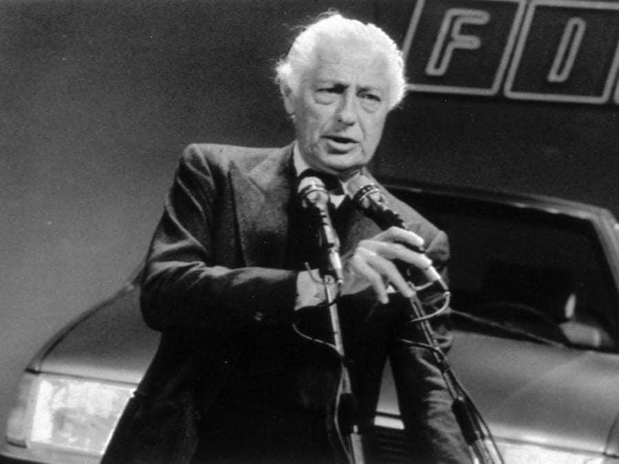 Gianni Agnelli all'apertura del Motor Show di Torino nel 1984 (ANSA)