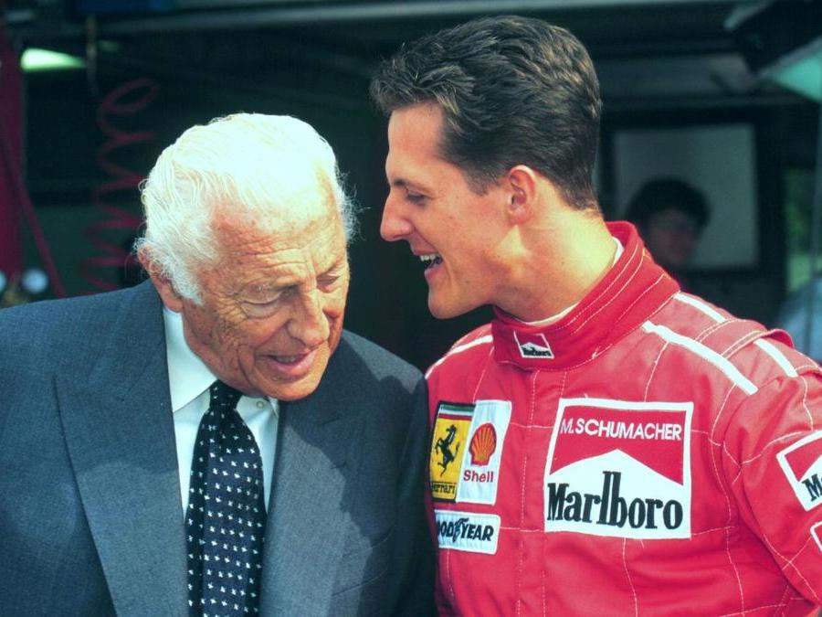 L'avvocato Gianni Agnelli e il campione della Ferrari Michael Schumacher nel 1996 ad Imola, dopo la vittoria del tedesco nel Gp d'Italia (ANSA / VINCENZO PINTO)