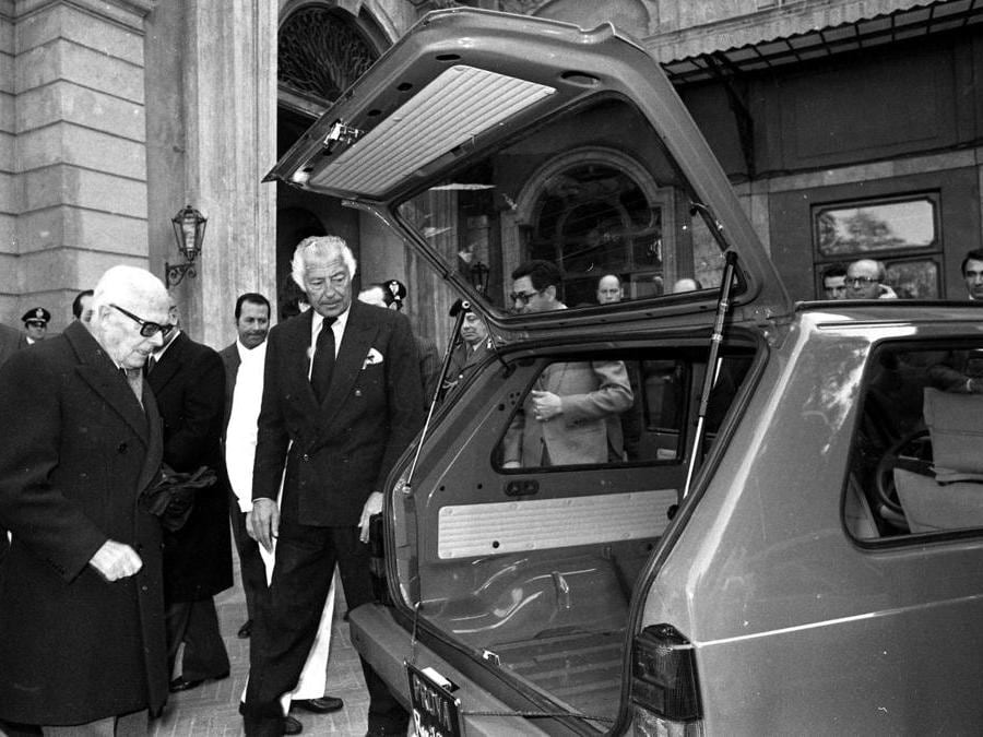 Gianni Agnelli presenta la nuova Panda al presidente della Repubblica Sandro Pertini a Roma 1980 (ANSA ARCHIVIO)
