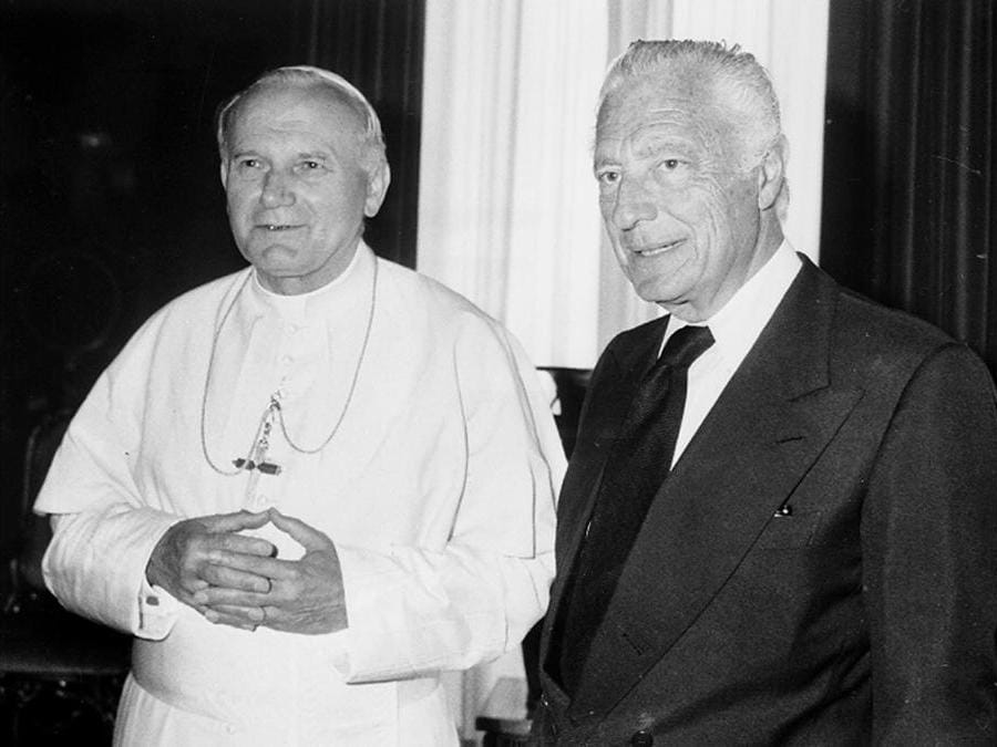 1983 Giovanni Agnelli con Papa Giovanni Paolo II durante una visita privata in Vaticano (Ansa) 