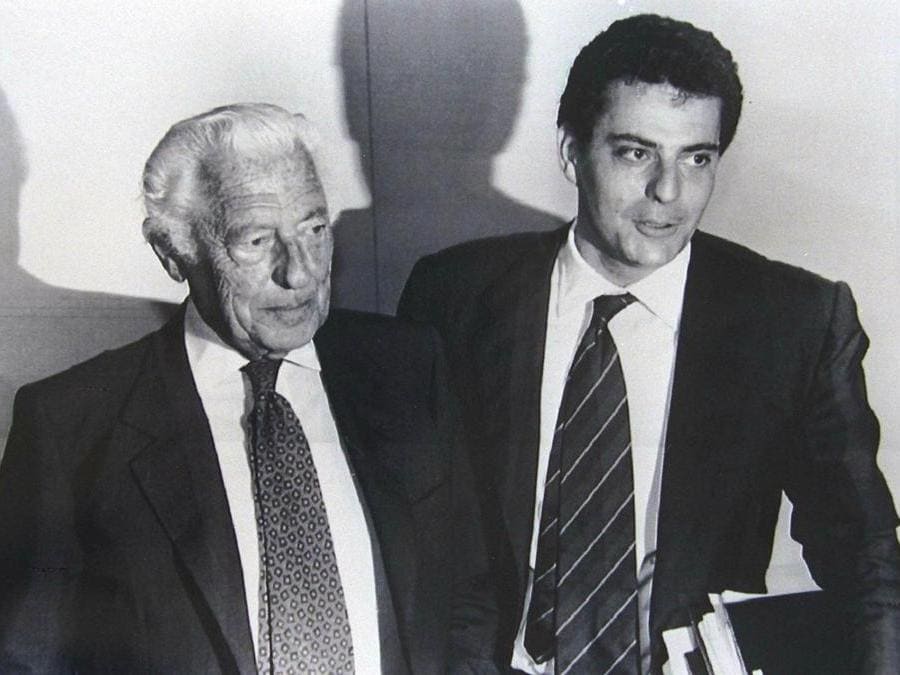 Giovanni Alberto Agnelli con lo zio Gianni all' assemblea degli azionisti della Fiat 1994 a Torino (ANSA)