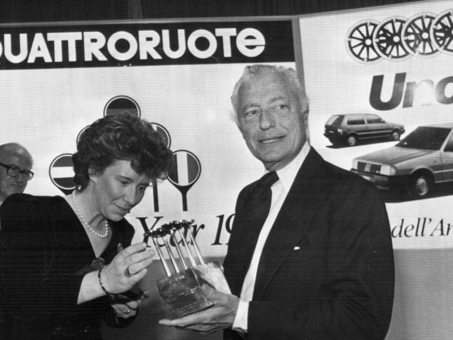 Gianni Agnelli riceve il premio auto dell'anno a Milano nel 1984 (ANSA)