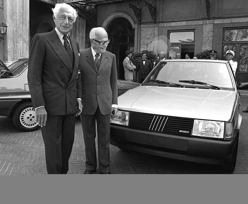 Una foto del 1983 dell' avvocato Gianni Agnelli mentre presenta al Presidente della Repubblica Sandro Pertini la Fiat Regata