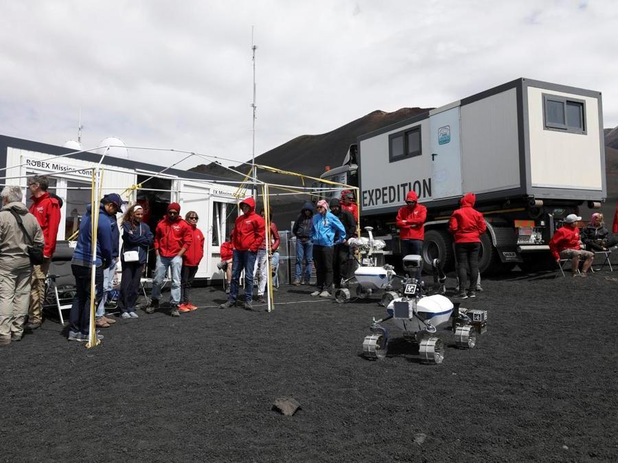 Scienziati del German Aerospace Center mentre testano i robot lunari sull’Etna. (Reuters)