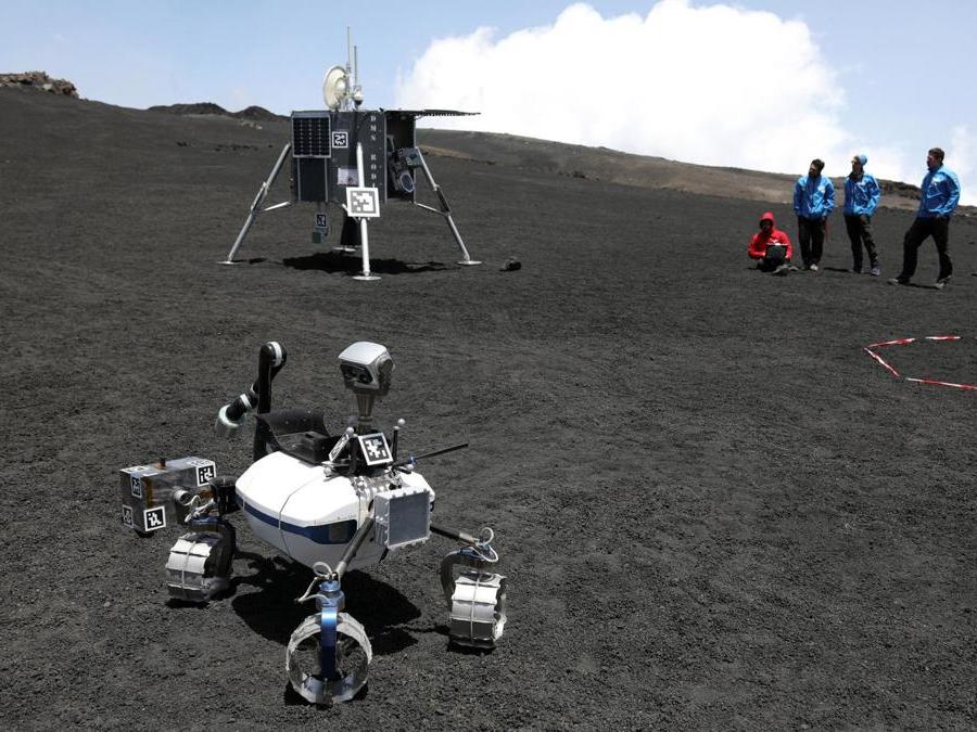 Scienziati del German Aerospace Center mentre testano i robot lunari sull’Etna. (Reuters)