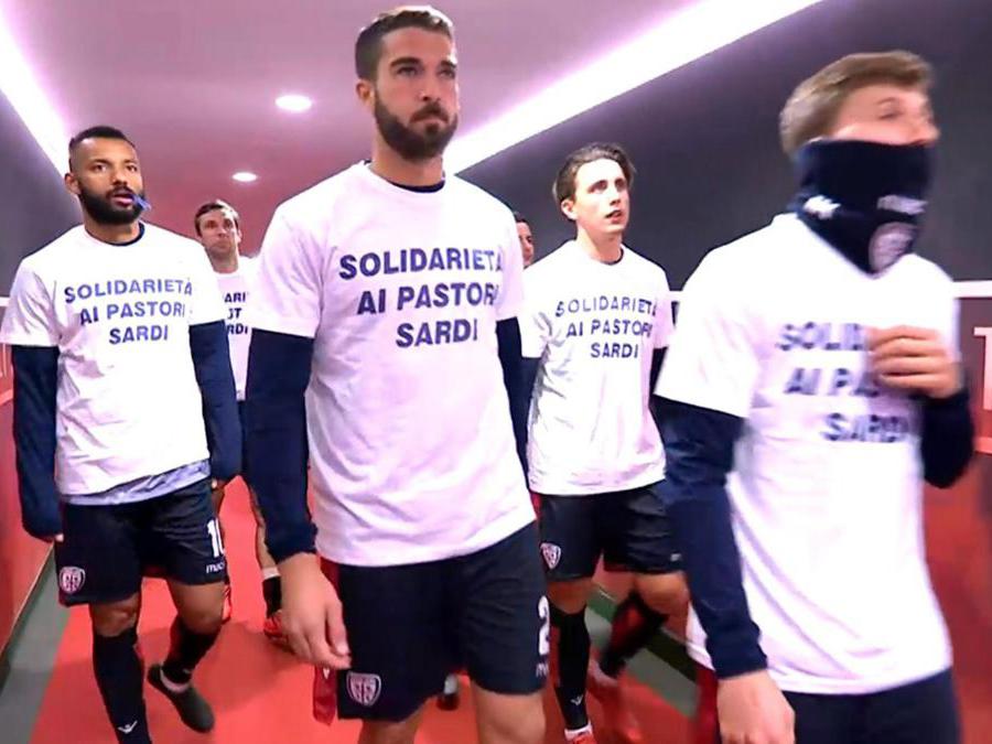 Il Cagliari porta a San Siro la protesta degli allevatori sul prezzo del latte. Prima di affrontare il Milan, i calciatori rossoblu hanno posato in campo con una maglietta bianca con scritto 'Solidarietà ai pastori sardi'. ANSA/SKY SPORT