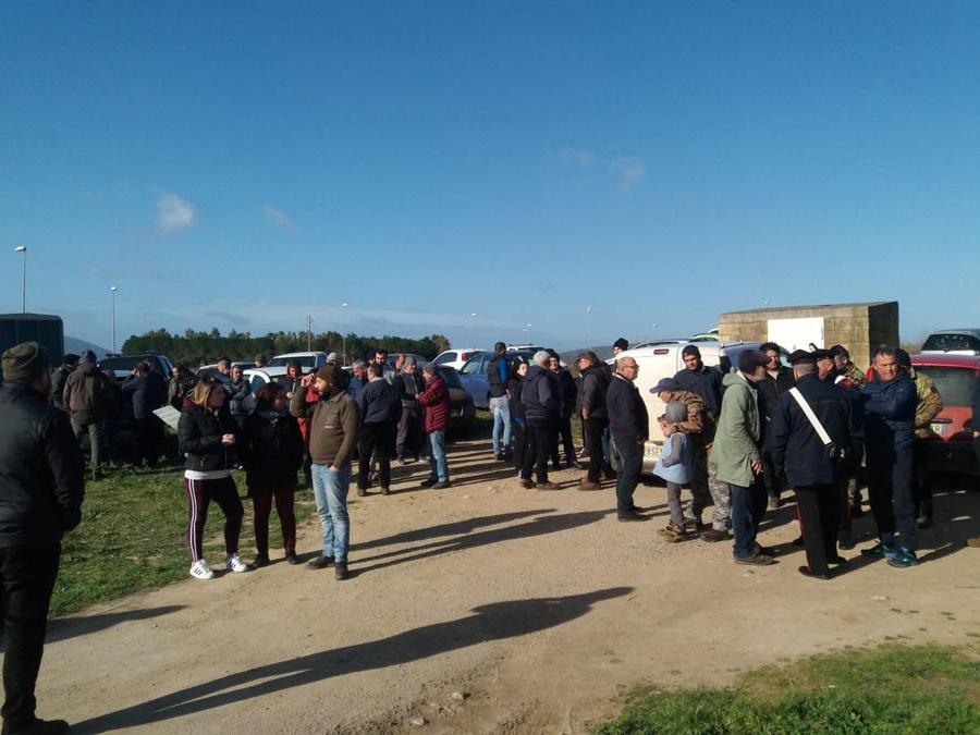 Non si ferma la protesta dei pastori sardi, scesi in strada e davanti ai caseifici anche oggi per protestare contro il prezzo del latte venduto agli industriali ad un prezzo ritenuto troppo basso. Nel nord Sardegna in decine si sono radunati alla rotatoria della “Strada dei 2 mari”, all'incrocio fra la strada provinciale 42 (che unisce Porto Torres e Alghero) e la strada statale 291 (che collega Sassari e Alghero). ANSA/ FABRIZIO FOIS