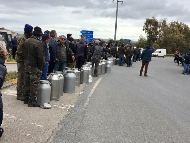La protesta dei pastori sardi scesi in strada e davanti ai caseifici per protestare contro il prezzo del latte venduto agli industriali ad un prezzo ritenuto troppo basso. ANSA/ MANUEL SCORDO