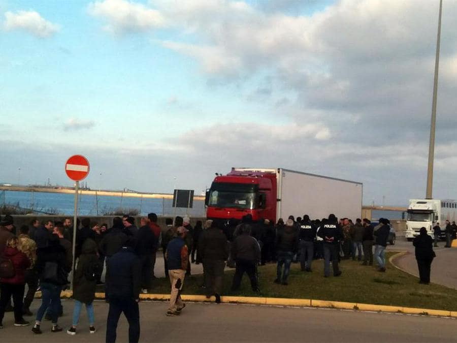La protesta dei pastori sardi per il crollo del prezzo del latte arriva nello scalo di Porto Torres (Sassari). Oltre un centinaio di contestatori ha fermato i tir frigo imbarcati a Genova. Gli allevatori hanno fermato un mezzo che trasportava carni suine provenienti dalla Francia e hanno gettato gran parte del carico a terra, chiedendo l'intervento delle autorità sanitarie e denunciando “le pessime condizioni della merce destinata al mercato locale”. ANSA/FOIS