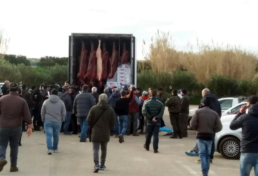 La protesta dei pastori sardi per il crollo del prezzo del latte arriva nello scalo di Porto Torres (Sassari). Oltre un centinaio di contestatori ha fermato i tir frigo imbarcati a Genova. Gli allevatori hanno fermato un mezzo che trasportava carni suine provenienti dalla Francia e hanno gettato gran parte del carico a terra, chiedendo l'intervento delle autorità sanitarie e denunciando “le pessime condizioni della merce destinata al mercato locale”. ANSA/FOIS