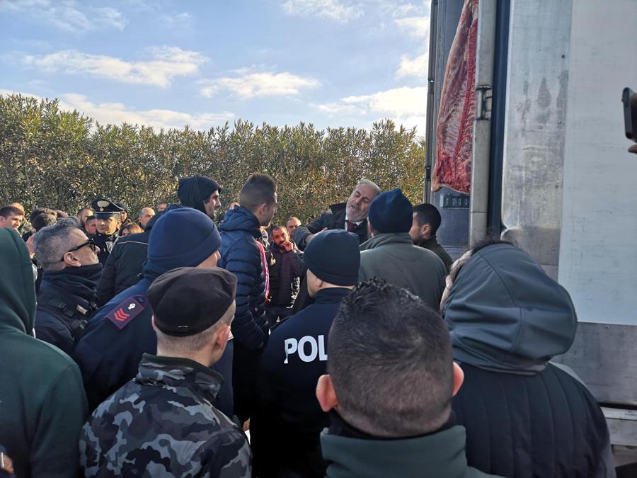La protesta dei pastori sardi per il crollo del prezzo del latte arriva nello scalo di Porto Torres (Sassari). La loro azione è stata interrotta dall'intervento dei carabinieri e degli uomini della polizia in assetto anti sommossa. Momenti di tensione si sono registrati quando il vicequestore Maurizio Terrazzi, dopo aver tentato inutilmente di dialogare con gli autori della protesta, ha ordinato di chiudere il tir preso di mira dai pastori. ANSA/GIAN MARIO SIAS