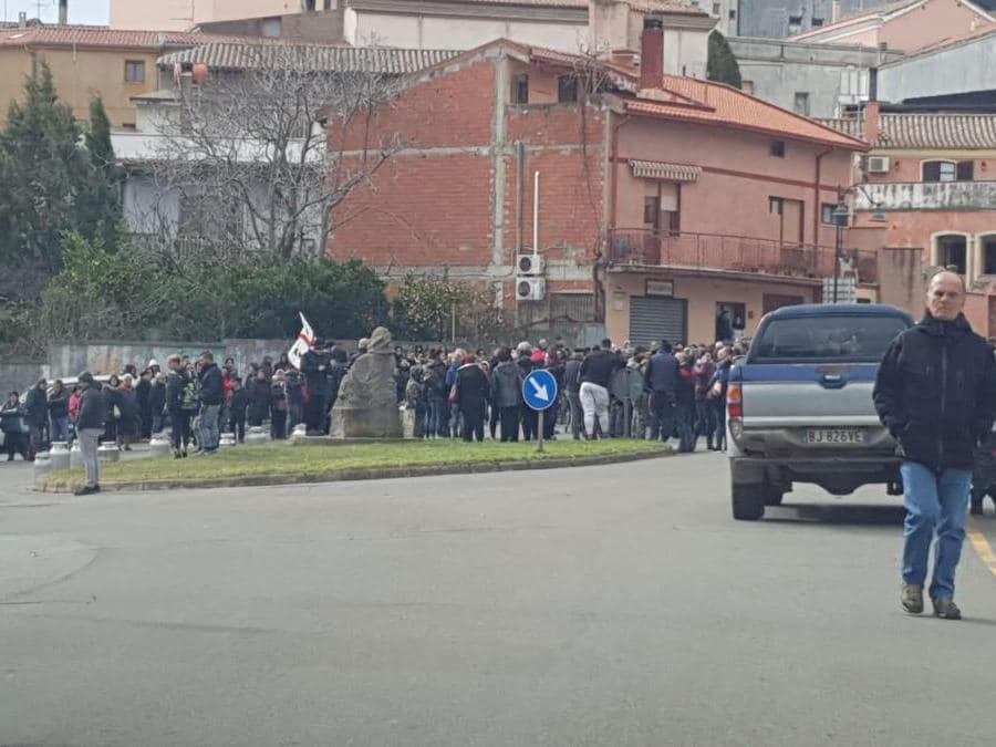 La protesta dei pastori sardi scesi in strada e davanti ai caseifici per protestare contro il prezzo del latte venduto agli industriali ad un prezzo ritenuto troppo basso. ANSA/ MANUEL SCORDO