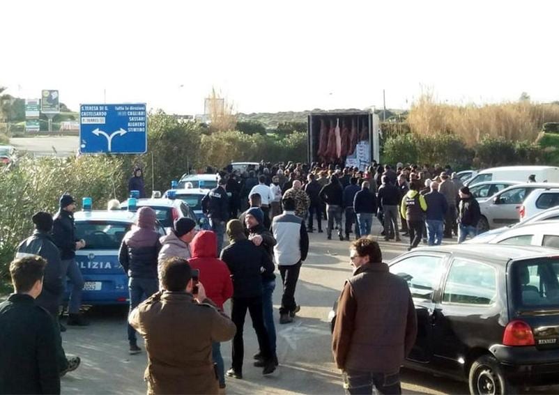 La protesta dei pastori sardi per il crollo del prezzo del latte arriva nello scalo di Porto Torres (Sassari). Oltre un centinaio di contestatori ha fermato i tir frigo imbarcati a Genova. Gli allevatori hanno fermato un mezzo che trasportava carni suine provenienti dalla Francia e hanno gettato gran parte del carico a terra, chiedendo l'intervento delle autorità sanitarie e denunciando “le pessime condizioni della merce destinata al mercato locale”. ANSA/FOIS
