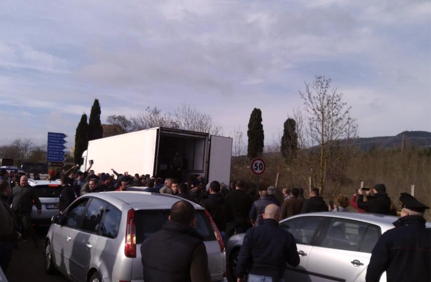 Non si placa la protesta dei pastori sardi, sul piede di guerra da alcuni giorni per il prezzo del latte venduto alle aziende ad un costo ritenuto troppo basso (circa 60 centesimi). Anche questa mattina, dopo le proteste di ieri, la rabbia degli allevatori si è riversata sulle strade, ed in particolare sulla Statale 131, la principale arteria sarda che collega Cagliari con Sassari. I manifestanti hanno bloccato il traffico in entrambe le direzioni all'altezza di Giave, nel sassarese. Al momento diverse auto sono incolonnate e gli automobilisti stanno solidarizzando con gli autori della contestazione. Altri blocchi stradali si registrano nel Nuorese e in Ogliastra, in particolare sulla Statale 125 nei pressi di Cardedu, e sulla Ss 129 a Orotelli. ANSA