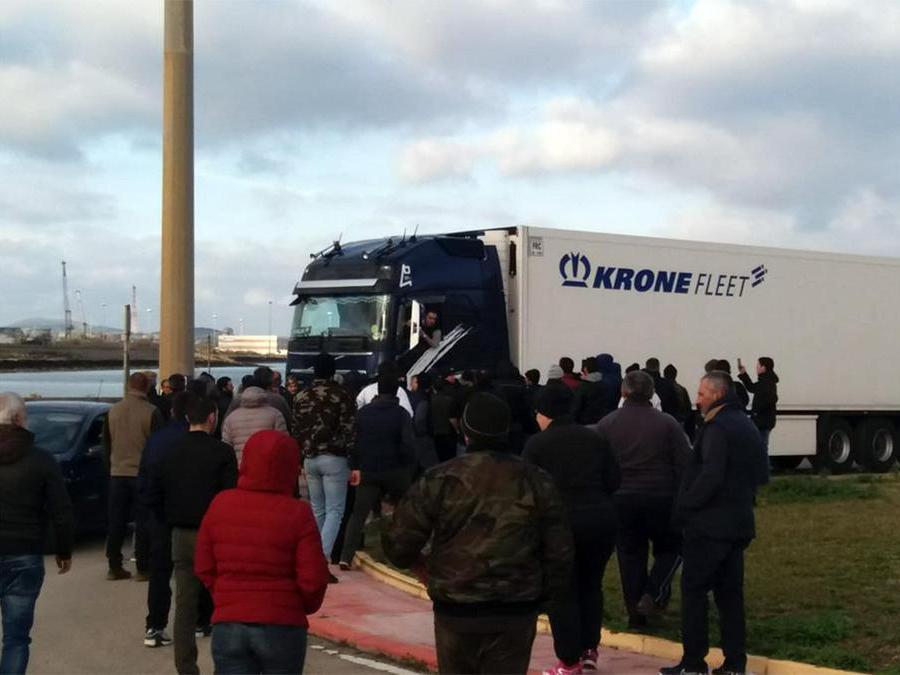 La protesta dei pastori sardi per il crollo del prezzo del latte arriva nello scalo di Porto Torres (Sassari). Oltre un centinaio di contestatori ha fermato i tir frigo imbarcati a Genova. Gli allevatori hanno fermato un mezzo che trasportava carni suine provenienti dalla Francia e hanno gettato gran parte del carico a terra, chiedendo l'intervento delle autorità sanitarie e denunciando “le pessime condizioni della merce destinata al mercato locale”. ANSA/FOIS