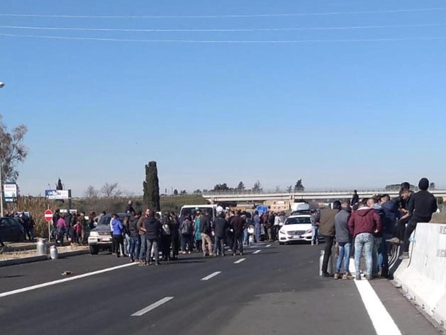 Non solo a Porto Torres: anche nel Cagliaritano e nel Nuorese è ripresa questa mattina la protesta dei pastori per il crollo del prezzo del latte. Circa un centinaio di allevatori ha bloccato la Statale 131 in direzione Cagliari, nel territorio comunale di Sanluri. ANSA/MANUEL SCORDO