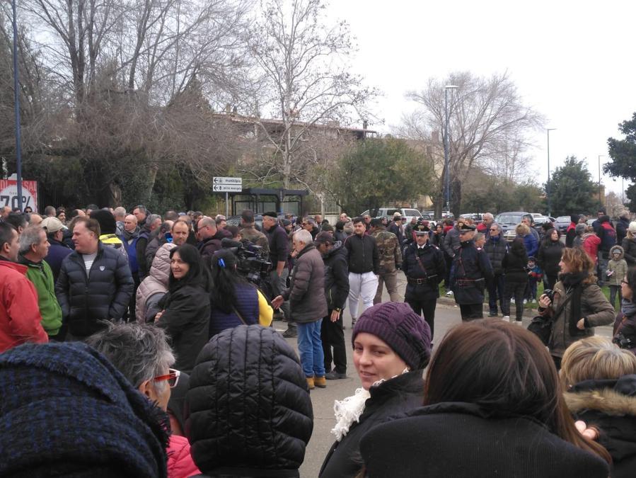 La protesta dei pastori sardi scesi in strada e davanti ai caseifici per protestare contro il prezzo del latte venduto agli industriali ad un prezzo ritenuto troppo basso. ANSA/ MANUEL SCORDO