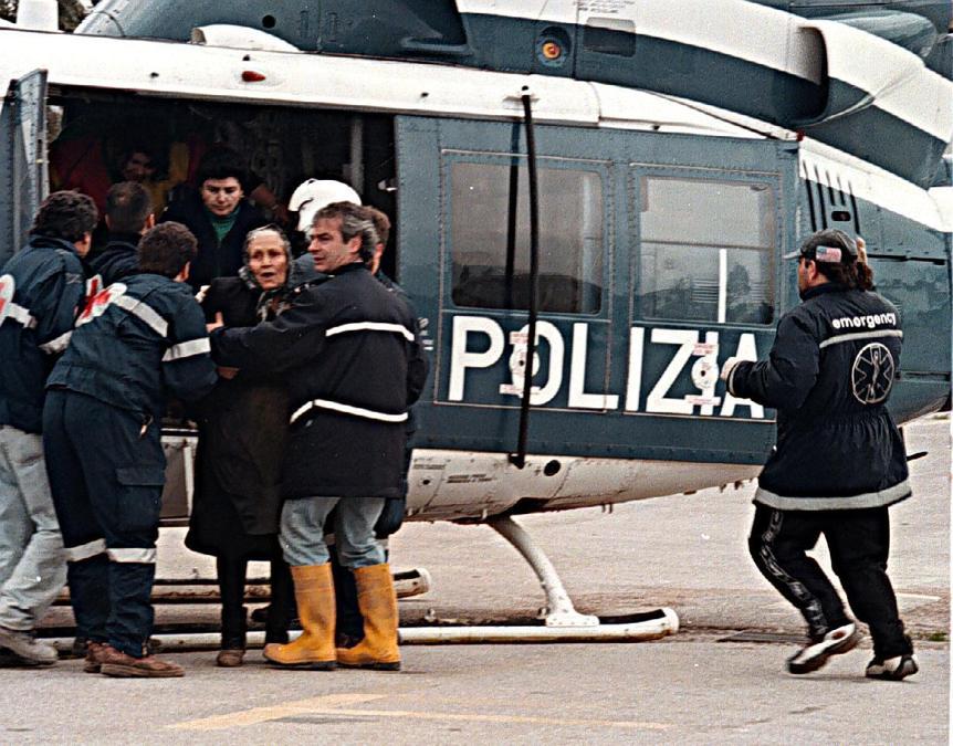 Un'anziana donna, salvata dalla Polizia appena giunta al Centro operativo allestito nel mercato ortofrutticolo di Sarno. (Ciro Fusco)