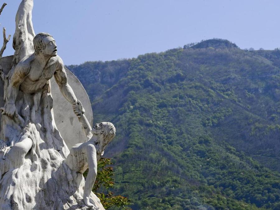 Il monumento alle vittime sui uno dei luoghi di Sarno ( Salerno) colpiti il 5 maggio 1998, vent'anni fa, dalla violenta frana che provocò più di 160 morti. (ANSA / CIRO FUSCO)
