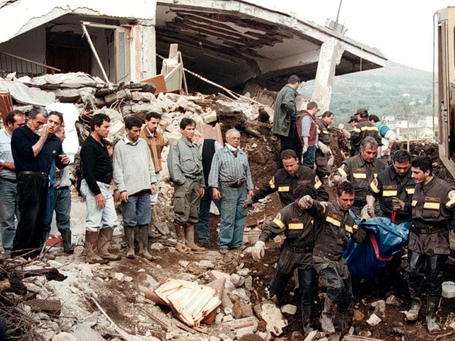 I vigili del fuoco estraggono, tra le lacrime dei parenti e di amici, il corpo di un giovane uomo rimasto ucciso in una delle case di Sarno travolte dalla valanga di fango. (Ciro Fusco)