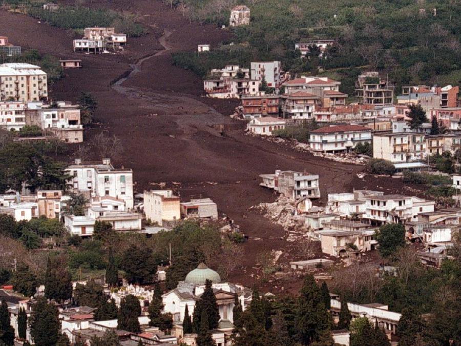 Il paese di Sarno Tagliato in due da uno dei fronti delle frana che ha provocato numerose vittime. (Ciro Fusco)