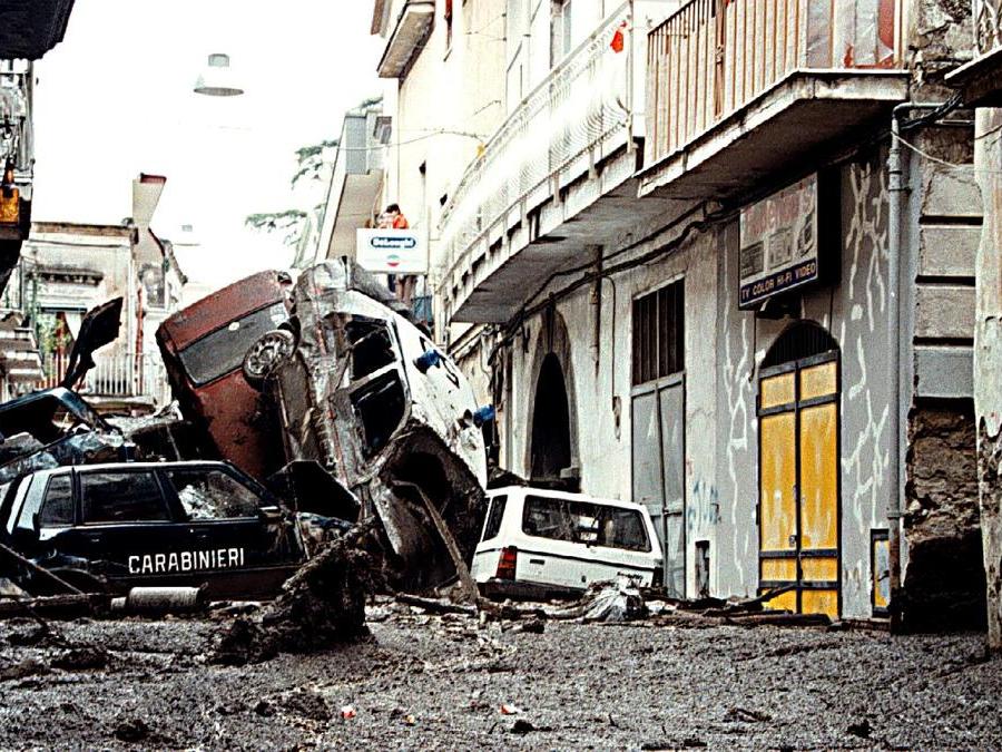 In fiume di fango ha raggiunto anche i locali della stazione dei Carabinieri e dei vigili urbani, le auto dei militari distrutte dalla furia della frana. (Ciro Fusco)