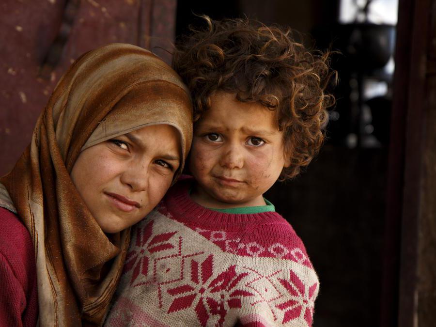 Zahra con la sorella Fatima, Syria. Credit: Ahmad Baroudi / Save the Children