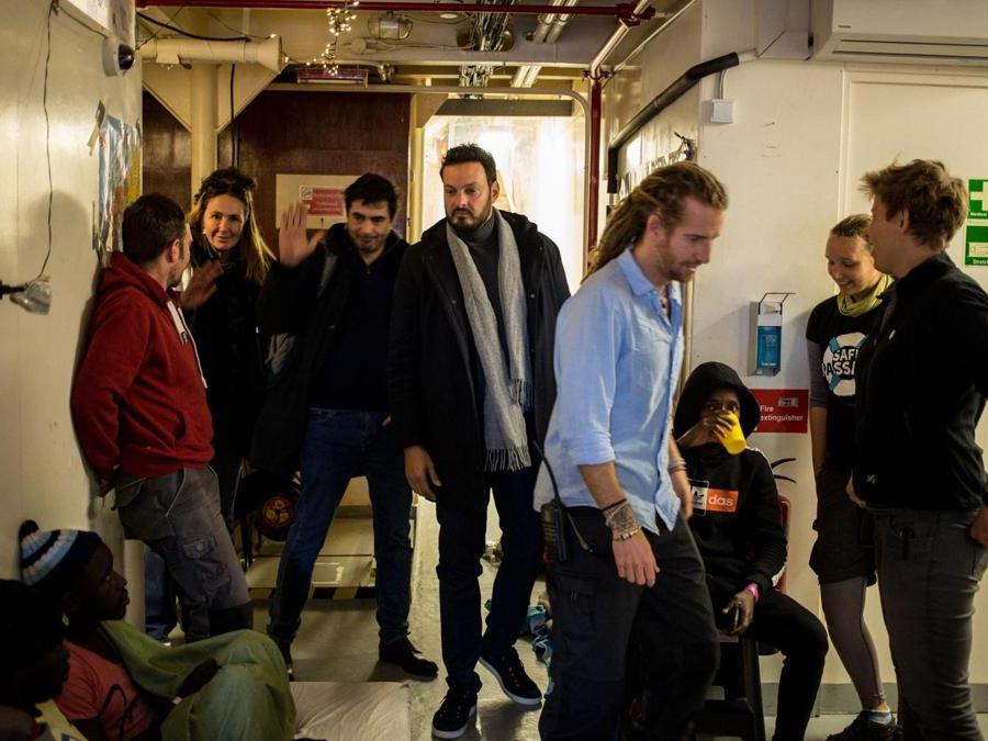 Il Sindaco di Siracusa Francesco Italia e i deputati italiani Stefania Prestigiacomo e Nicola Fratoianni a bordo della nave Sea Watch 3. (Photo by FEDERICO SCOPPA / AFP)