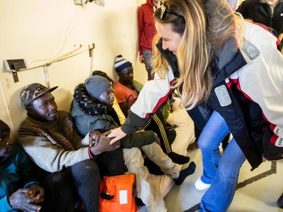 La deputata Stefania Prestigiacomo incontra i migranti a bordo della nave Sea Watch 3. (Photo by FEDERICO SCOPPA / AFP)