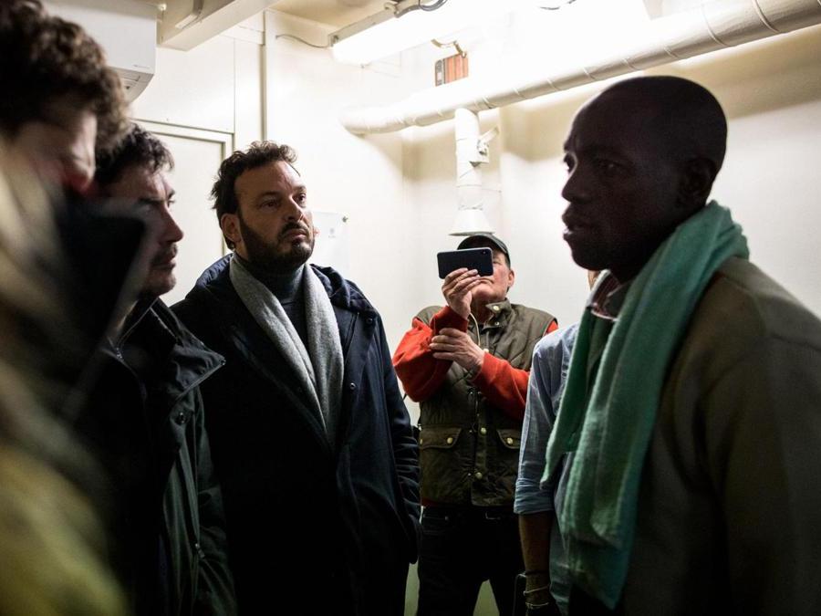 Il sindaco di Siracusa Francesco Italia e il deputato italiano Nicola Fratoianni incontrano i migranti a bordo della Sea Watch 3. (Photo by FEDERICO SCOPPA / AFP)