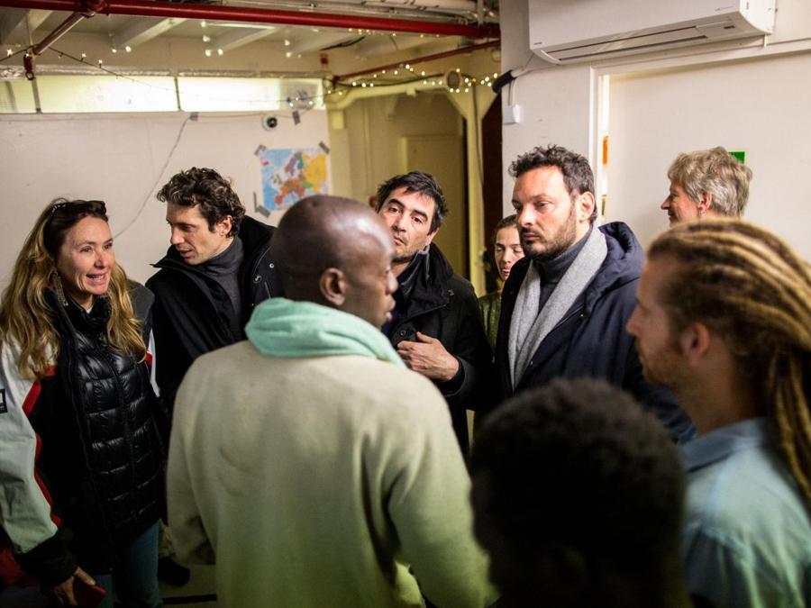 Il Sindaco di Siracusa Francesco Italia e i deputati italiani Stefania Prestigiacomo e Nicola Fratoianni incontrano i migranti e il capo della missione Sea Watch, Kim Heaton-Heather a bordo della nave Sea Watch 3. (Photo by FEDERICO SCOPPA / AFP)