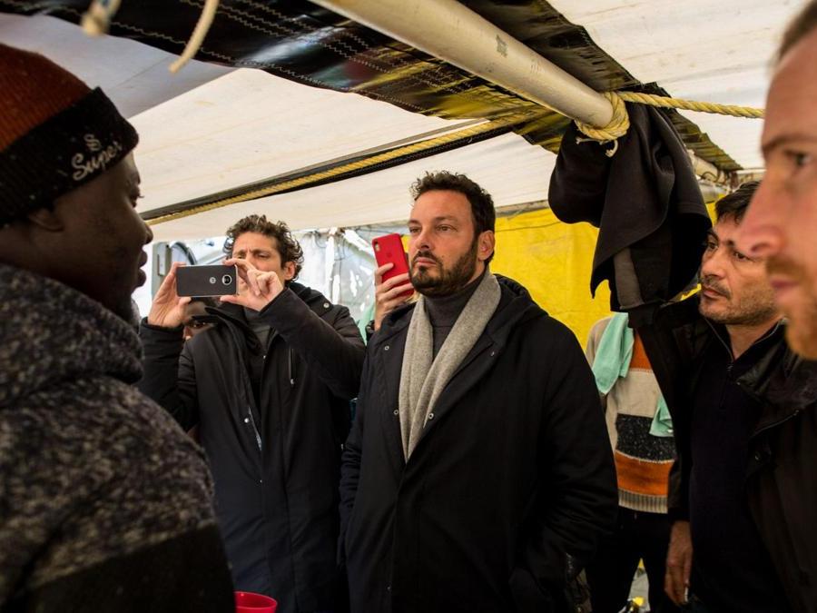 Il sindaco di Siracusa Francesco Italia parla con un migrante a bordo della Sea Watch 3. (Photo by FEDERICO SCOPPA / AFP)