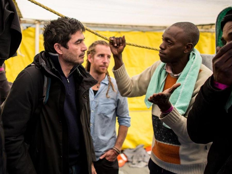 Il deputato Nicola Fratoianni incontra i migranti a bordo della Sea Watch 3. (Photo by FEDERICO SCOPPA / AFP)