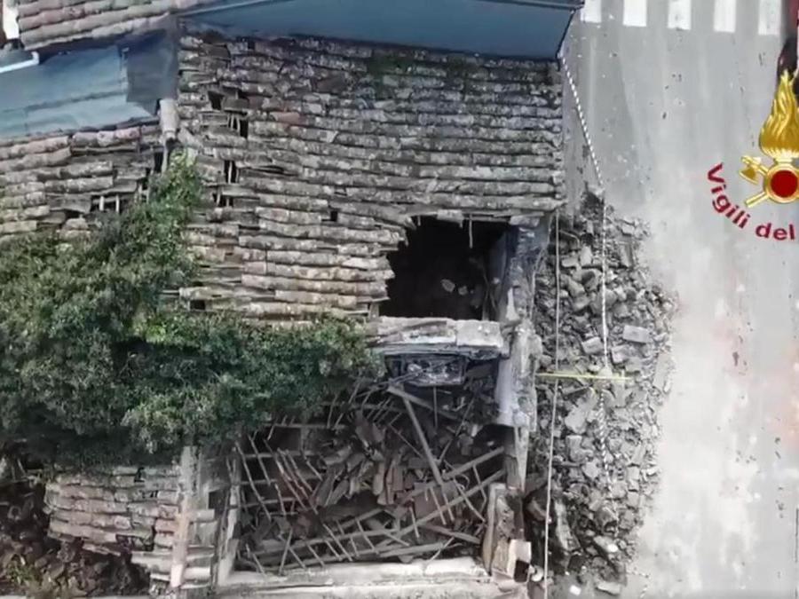 Un edificio danneggiato dal terremoto a Fleri.  ANSA/VIGILI DEL FUOCO 